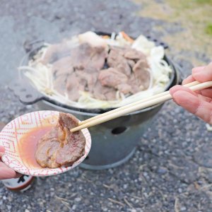 岩手県・遠野“民話の里”のスーパー『キクコーストア 明神前店』で叶えられる、バケツコンロと鉄鍋を借りてジンギスカン！