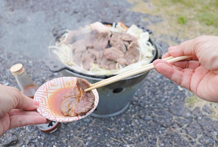 岩手県・遠野“民話の里”のスーパー『キクコーストア 明神前店』で叶えられる、バケツコンロと鉄鍋を借りてジンギスカン！