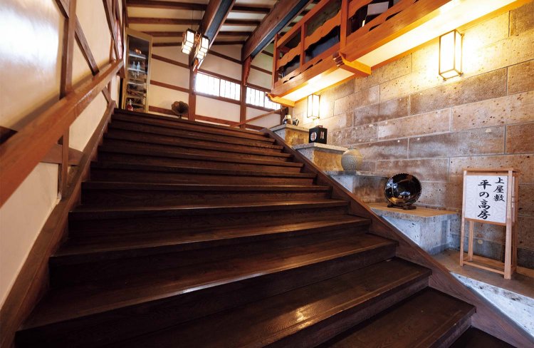 クリの木の階段を上ってフロントとロビーへ。