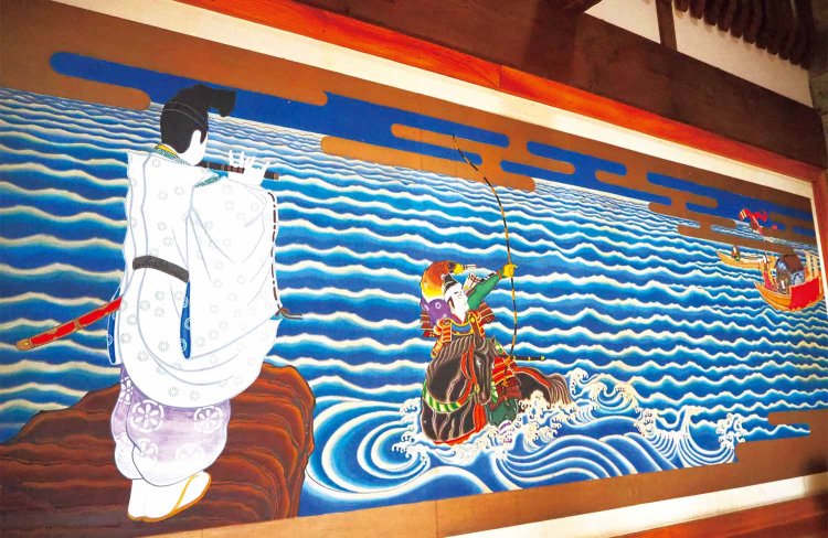 玄関には『平家物語』の壇ノ浦の戦いの様子を描いた布製の絵がある。