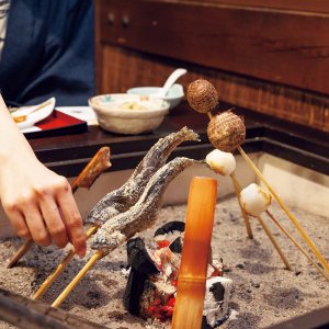 栃木県・湯西川温泉の秘湯宿へ。木も心遣いもふんだんに仲よし親子が磨く『上屋敷 平の高房』