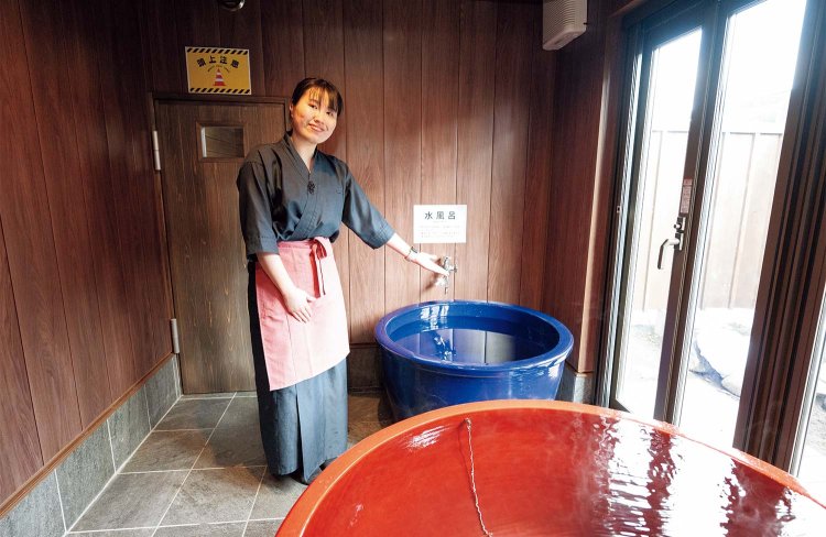 赤い浴槽は温泉、青い浴槽は井戸水。