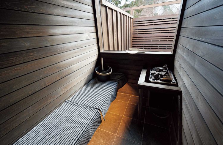 「望郷亭」のサウナと付設の上がり湯。サウナストーンに水をかけてロウリュもできる。