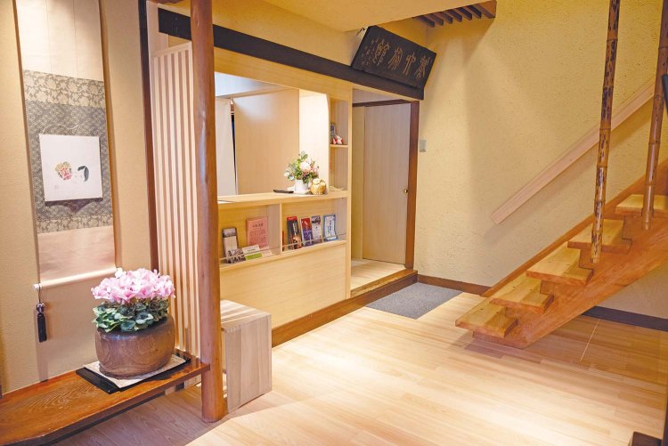 フロントや階段は2024年にリニューアル。