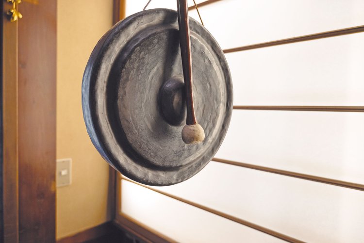 盆形のドラはかつて、お客様のお見送りのときに使っていた。