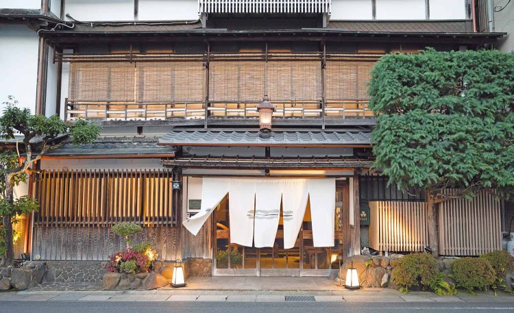 木造3階建ての建物の１階に出格子、2・3階には簾（すだれ）がかかり、明かりが点るといっそう、温かみが増す。