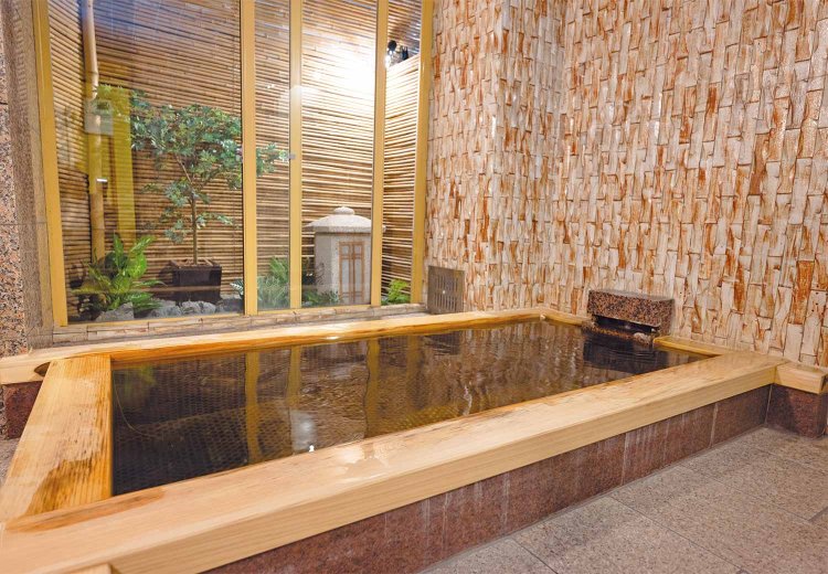 飴色の湯で満たされた女湯。