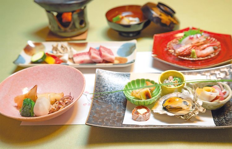 前菜からお造り、煮物、焼物、椀に至るまで、上品な盛りつけと素材のよさが光る。