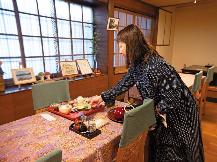 朝食の食事処は、丹後ちりめんのテーブルクロスでかわいらしい雰囲気だ。