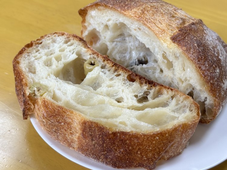 ロデブオリーブはハーフで300円。バリッとしっとりがクセになるおいしさ。