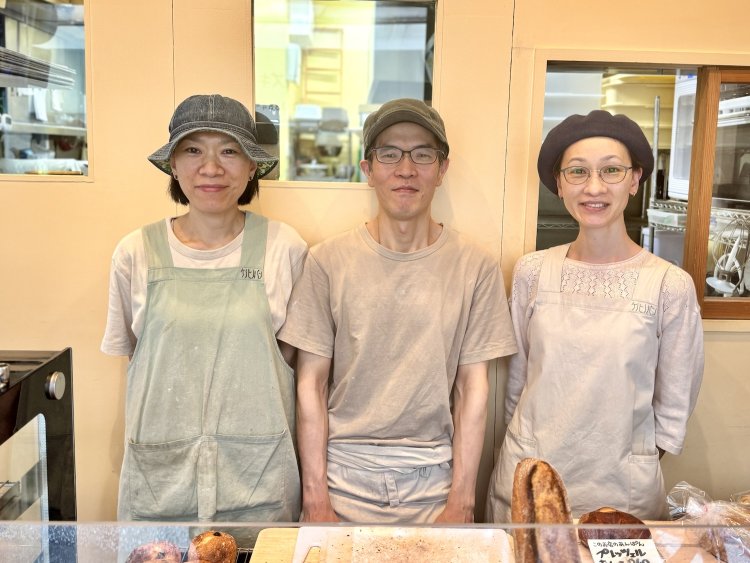 中央が店主の鈴木崇志さん。左が妻の美影さん。右が美影さんの妹で販売担当の美里さん。