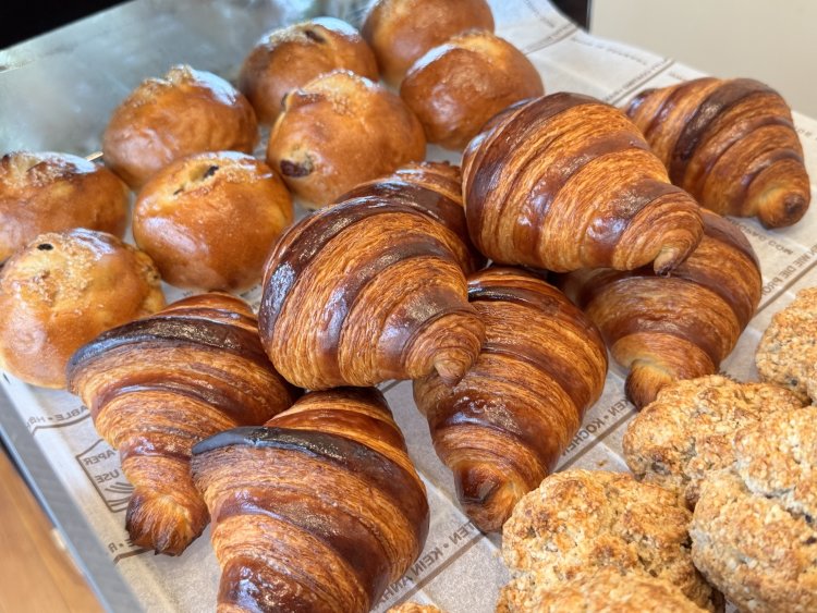 パリッと香りのいいクロワッサン250円。価格は全体的に抑えめ。