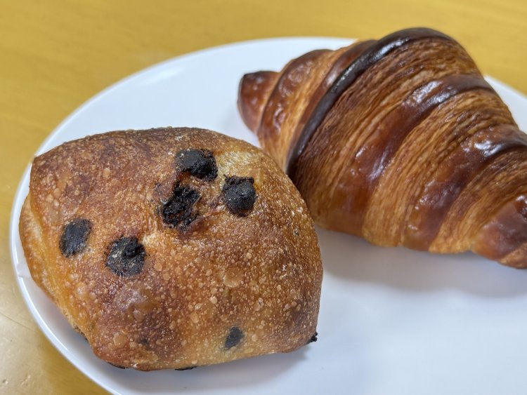 チョコパン（左）はなんと100円。もちっとした生地の人気商品。