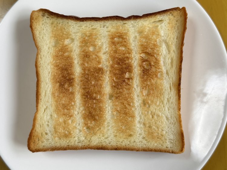 作るのに3日かかる食パンは1斤430円。しっかりトーストがおすすめ。