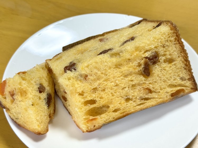 パネットーネクラシコ（オレンジとレーズン）は1/4で800円。贅沢で幸せになれるおいしさ。