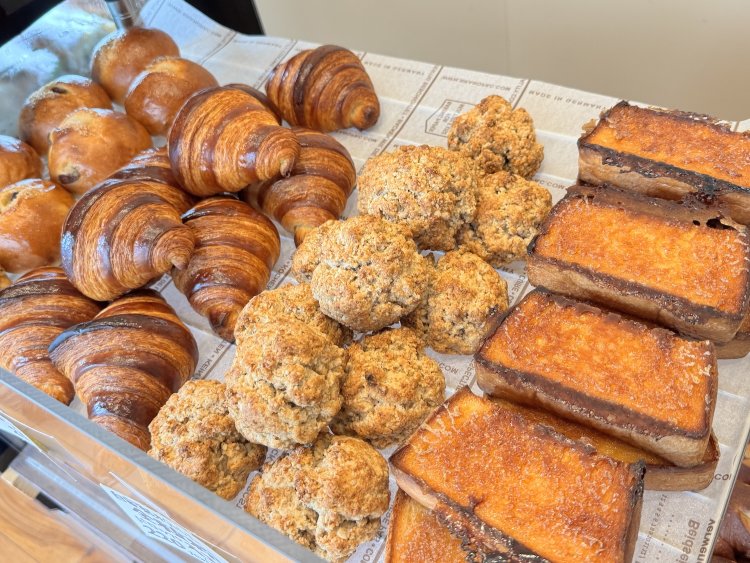 右ははちみつトースト250円。中央が自家製粉した全粒粉のスコーン220円。