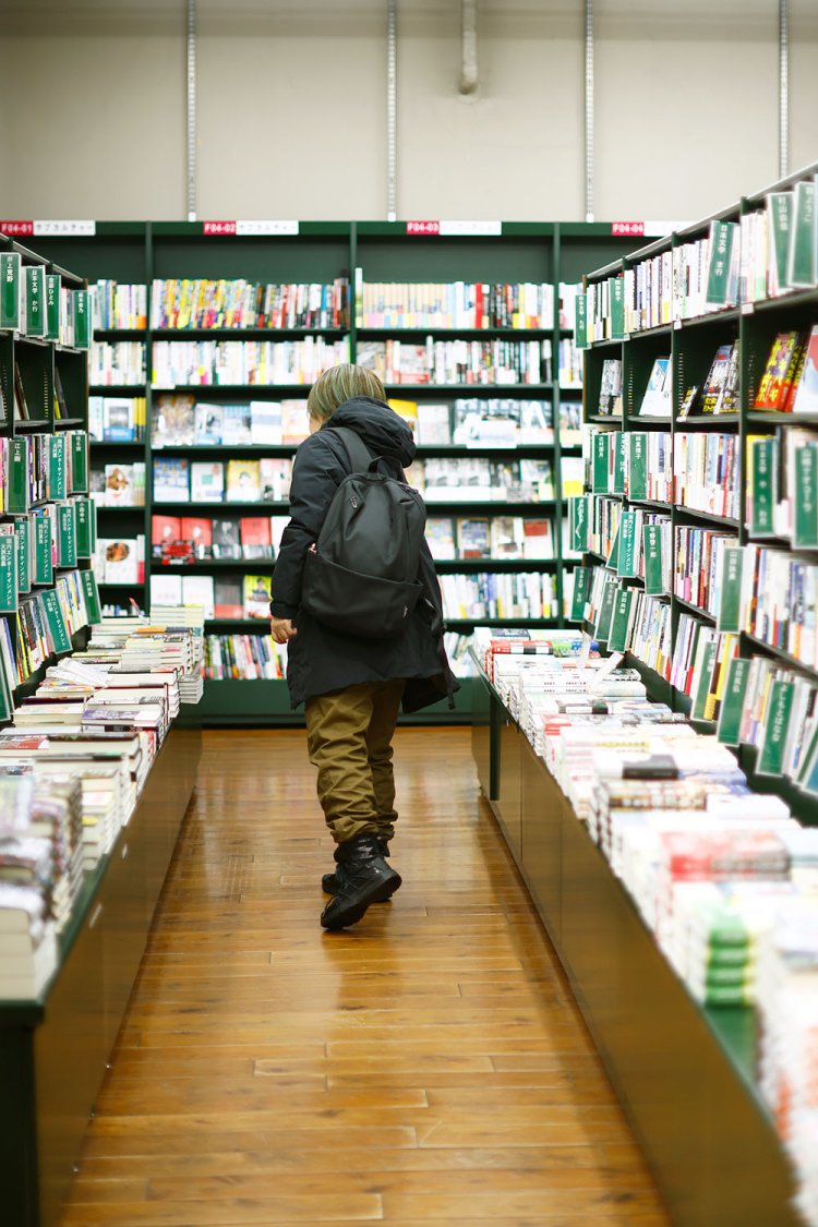 まずは2階の文芸コーナーから。「仮店舗ですが、凝縮されてて見やすいですよね」。2026年春には新店舗「神田神保町本店」がオープン予定。