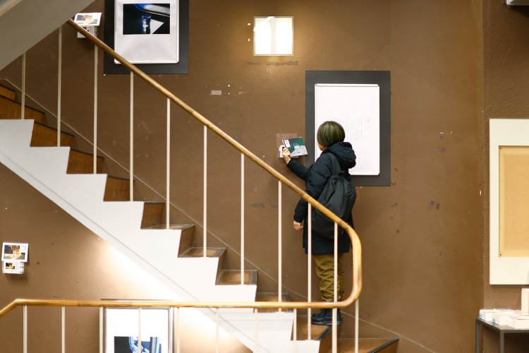 階段部分には『喫茶店の水』（qp／左右社）の展示（取材時）。柴崎さん推薦。