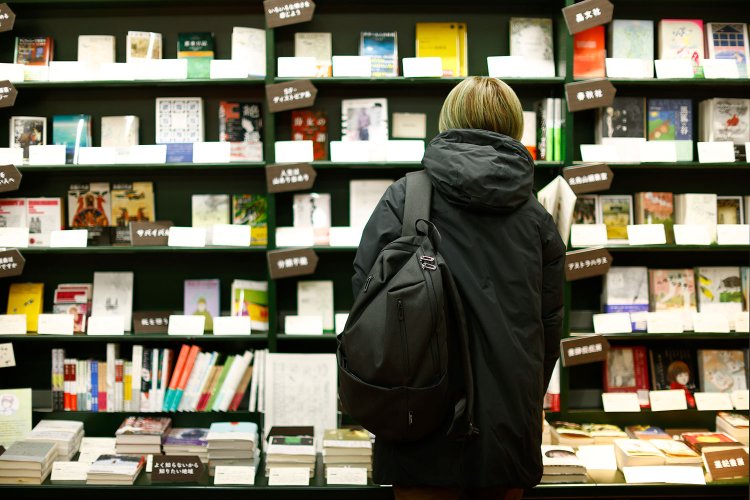 レジ前では「#海外文学マラソンフェア」が開催中だった（取材時）。購入特典は全点の推薦コメント入り目録冊子。