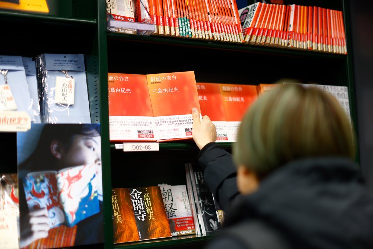 三島由紀夫 生誕100周年記念のグッズが並ぶ。柴崎さんのおすすめは『美しい星』。