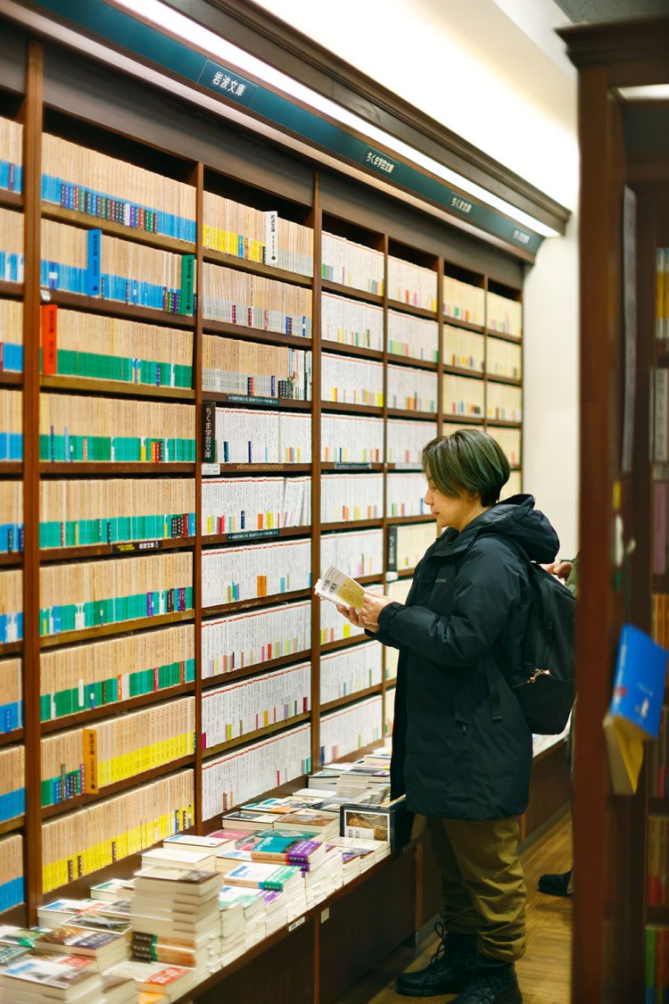 「文庫がずらっと壁みたいに並んでいるのっていいですよね」。