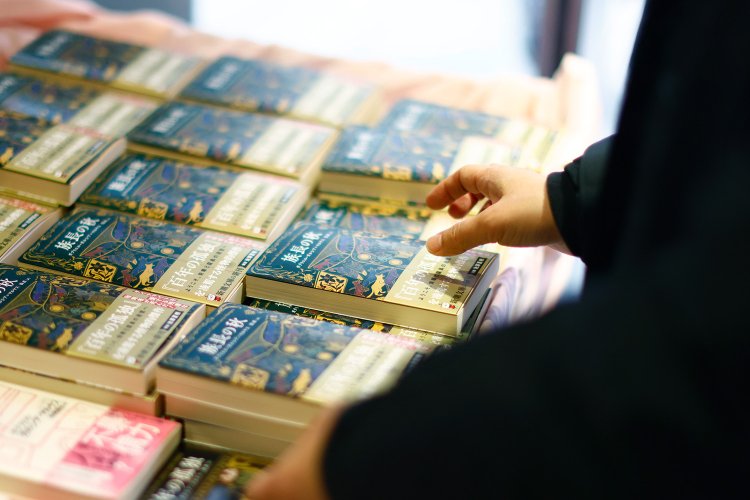 『族長の秋』（ガブリエル・ガルシア=マルケス／新潮文庫）は、柴崎さん超絶おすすめの本。店先のワゴンに多数陳列。