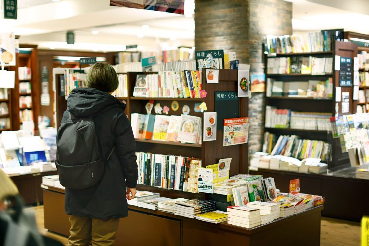 売り場にあるポップや書評にも目を通す。店内を隅々まで楽しみたい。