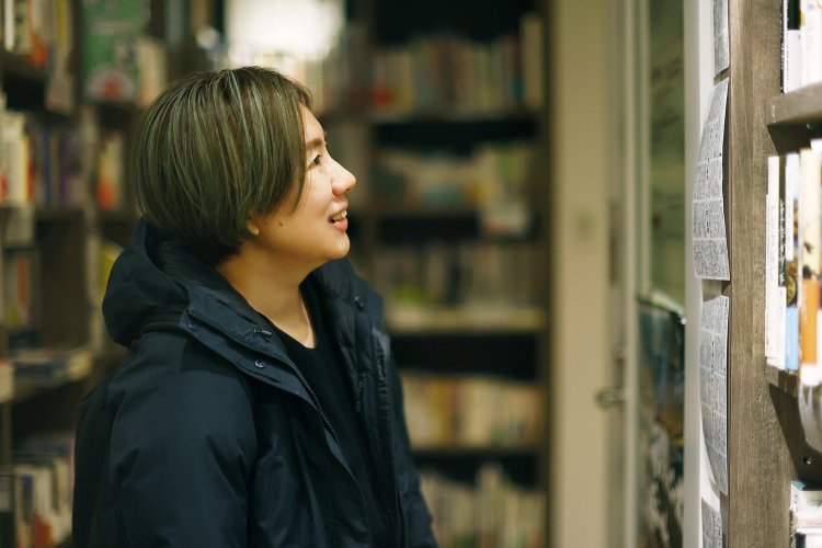 新聞書評がパウチされたものが貼られている。