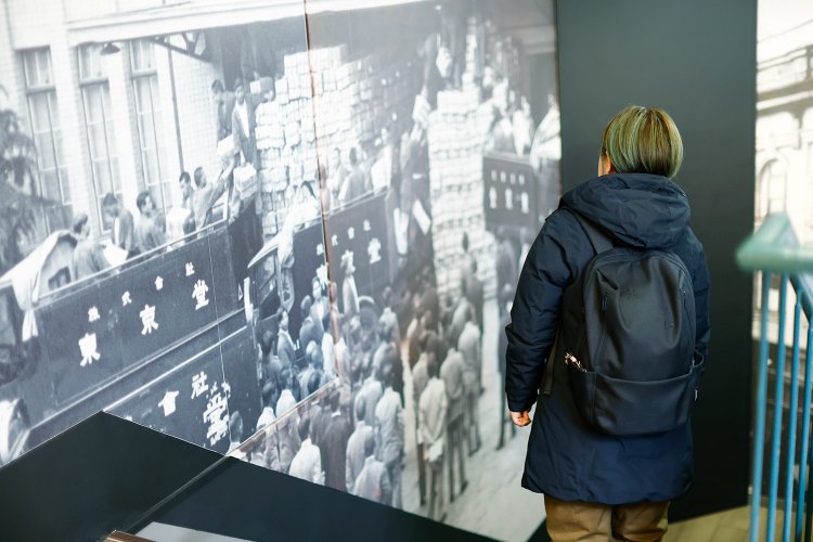 階段部分には東京堂の古い写真。「昔から神保町に店があって、街の歴史についての本も充実していて、場所のつながりを感じます」。