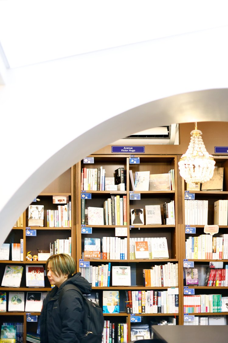 ひと棚ごとに店主がいる共同書店。神保町に3店舗ある。「『PASSAGE』では『族長の秋』の面白さを語るというイベントを開催しました」。