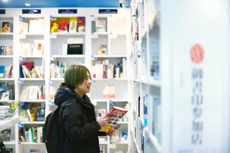 3号店の『SOLIDA』には出版社の棚もあり、プロモーションとしても使われている。