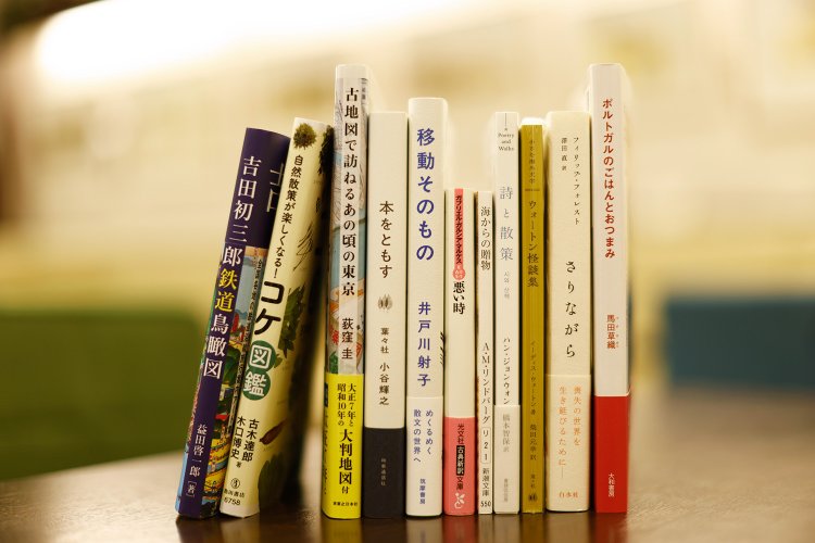柴崎さんが買った本。左から6冊が『東京堂書店 神田神保町店』、その右4冊が『三省堂書店 神保町本店(小川町 仮店舗)』、右端の一冊が『PASSAGE SOLIDA(パサージュソリダ)』(木下眞穂の本棚)にて。地図から植物図鑑、小説、エッセイまでジャンルは多岐にわたる。「ほんとはもっと買いたかった……」。