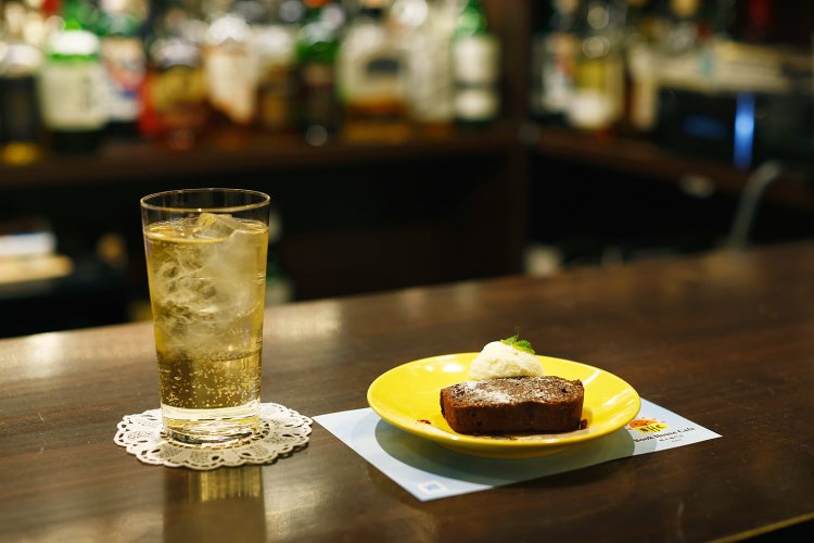 ウイスキー（ソーダ割）1000円、チョコブラウニー700円。