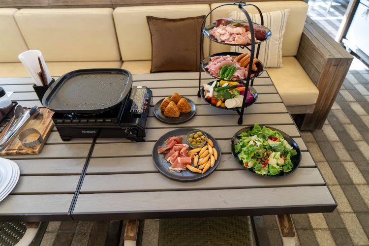 スタンダードプランの食事内容。バーベキューのソース2種類とサラダ用のドレッシングも準備されている。