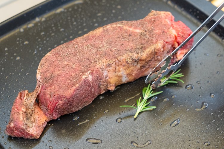 鉄板が温まったらまずはサーロインステーキに着手！