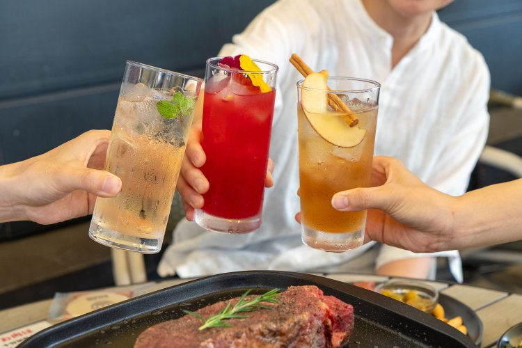 左から檜のハイボール、パッションブリーズ、銀ぱちセイロンティーモスコミュール。