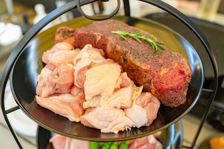 上段には分厚いサーロインステーキ肉と鶏もも肉。