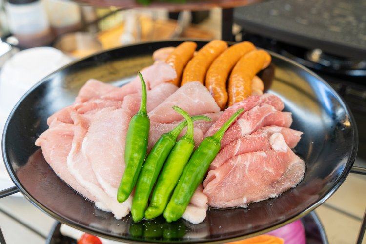 中段にはソーセージ類と豚もも肉。