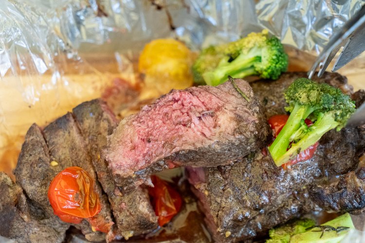 旨味がしっかり閉じ込められたサーロインステーキの出来上がり！