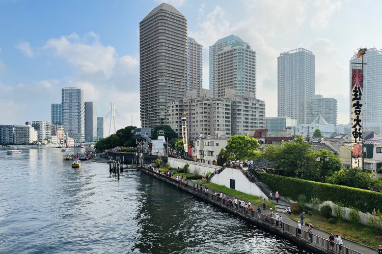 左奥に中央大橋、そのさらに奥にスカイツリーもうっすら見える。