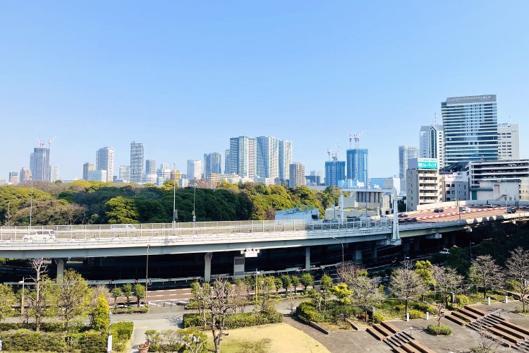 新橋駅を出てすぐのゆりかもめから、月島・勝どき方面を望む。