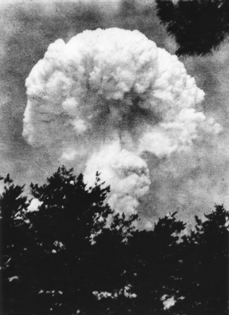1945年8月6日、撮影=山田精三(やまだせいそう)、中国新聞社所有。中国新聞社のアルバイトだった山田氏が、爆心地から約6500m北東の広島県府中町から撮影した「きのこ雲」。原爆のさく裂から約2分後とみられ、地上から最も早く捉えたきのこ雲とされている。