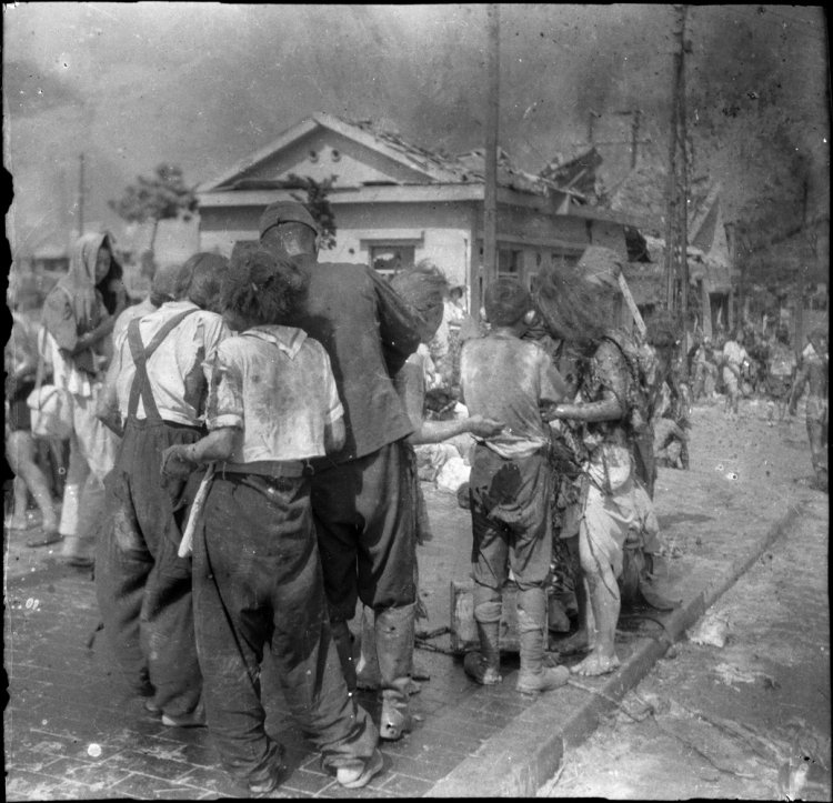 1945年8月6日、撮影＝松重美人（まつしげよしと）、中国新聞社所有、日本写真保存センター管理、爆心地から2200m、御幸橋西詰め。