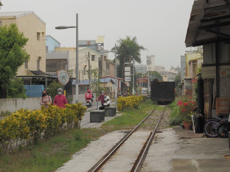 虎尾の街中にサトウキビ輸送の製糖鉄道が走る。11月～翌年3月までの冬期間限定で走行し、それ以外の季節は廃線跡のようにひっそりとしている。