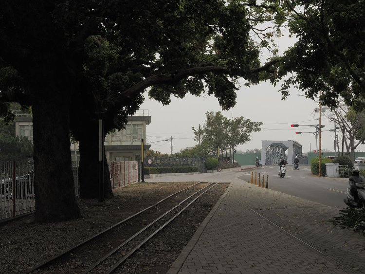 虎尾糖廠の南側から斗南線の廃線跡が続く。木立の影になって３線軌条が鈍く光る。その先には……。