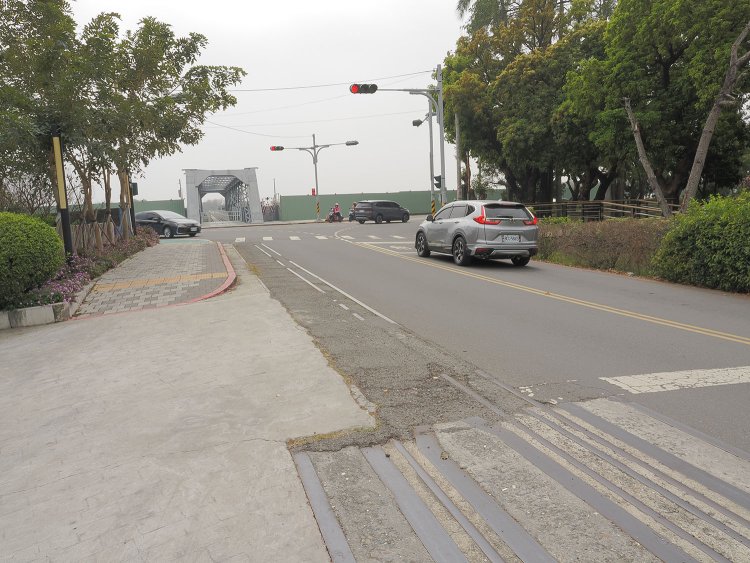 斗南線の3線軌条。道路は後年になって整備されたのだろう。アスファルトによってレールが埋もれかけていた。