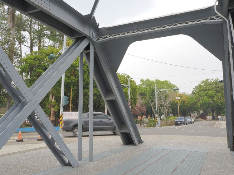 ダブルワーレントラスから交差点を望む。3線軌条もしっかりと残る。トラスのピン結合が良く分かる。