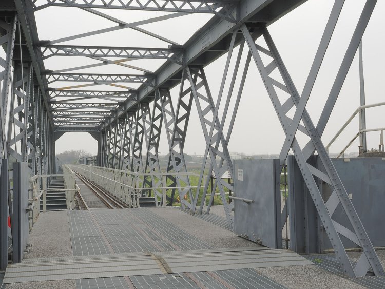 先へ進もうとすると足元の網目が変化し、よりワイルドな通路となる。足元をよく見よう。遊歩道化の際に手摺りは追加されたので、よろめいても落下することはないと思う。