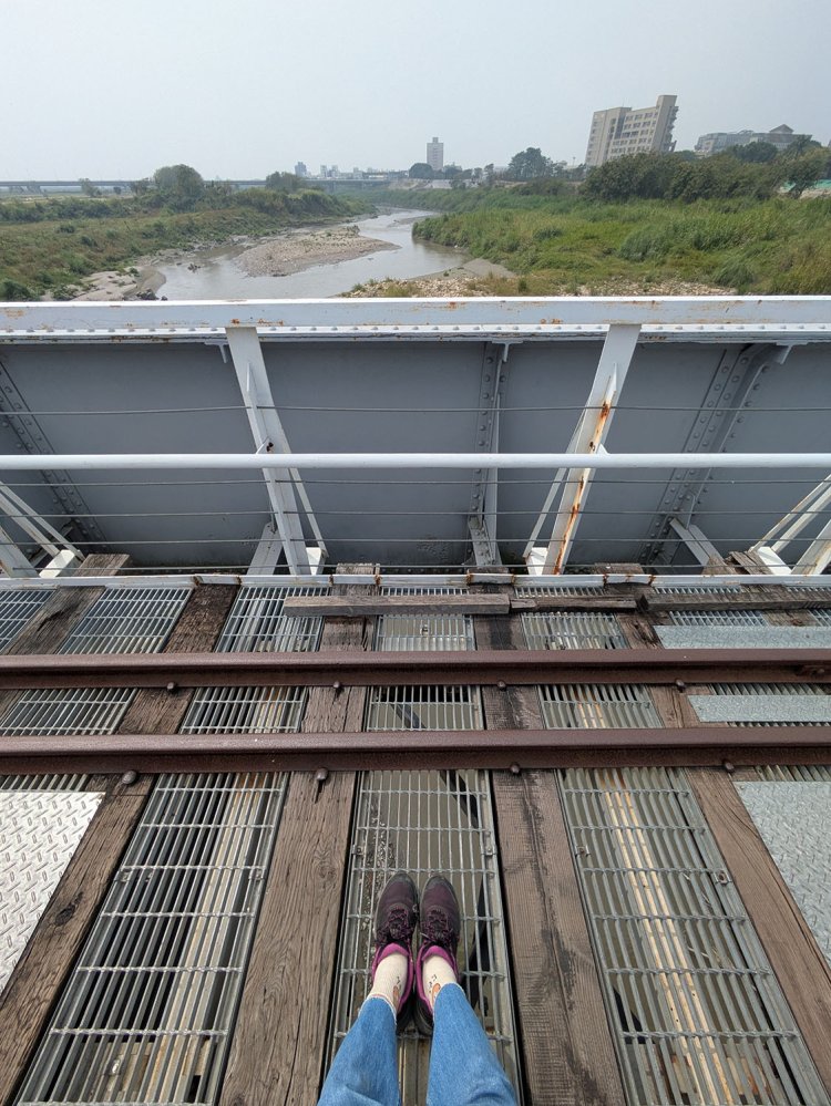 網板の目が粗く小物を落としてしまいそうだ。撮影に夢中となってレンズキャップやスマホを落とさないように。このシースルー具合は高所恐怖症の方にはつらいかもしれない。