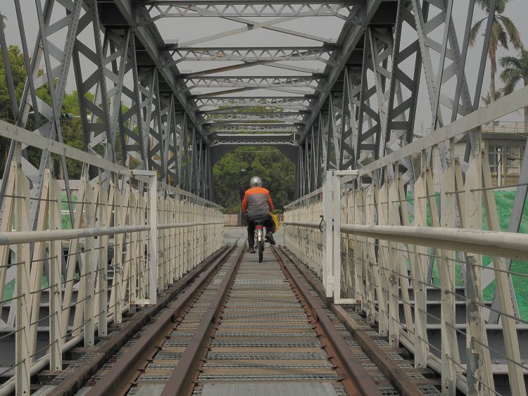 列車交換ならぬ自転車交換。何回か自転車でやってくる人を待って交換した。生活道路になっているようだ。